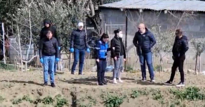 Babai nuk donte ta fejonte”/ Fëmijët vranë të atin dhe më pas fshehën trupin, dëshmia që hodhi poshtë motivin e krimit! Gruaja viktimës shoqërohet në…