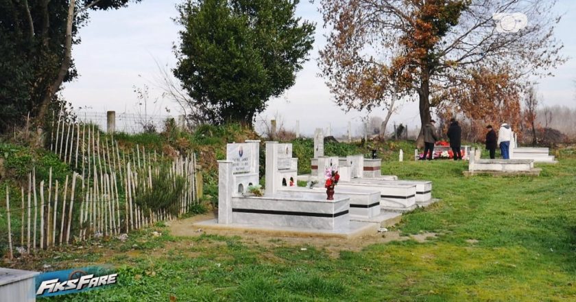 Denoncimi i Fiks Fare/ Horror në Fier, dhunohen varret e dy të rinjve, familjarët: S’e dimë nëse janë brenda apo jo!
