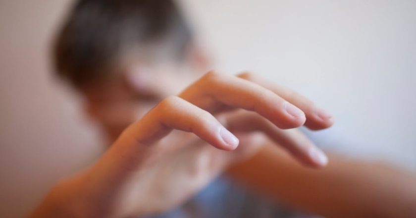 E rëndë në Greqi! Pakistanezi abuzon seksualisht me një 13-vjeçar me autizëm