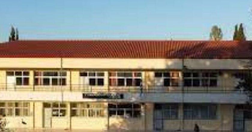 Ngriti flamurin shqiptar në shkollën greke, nxënësi përfundon me urgjencë në… drejtori