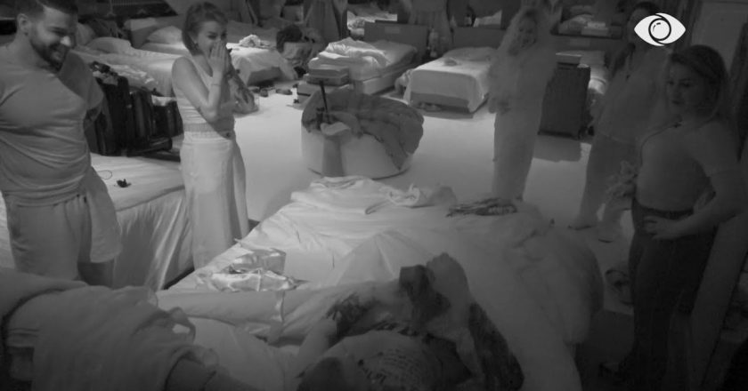 VIDEO/ E pazakontë në Big Brother! Romeo ‘heq’ të mbathurat dhe i futet Rozës në krevat: Do mërzitet Heidi, por zhvishu dhe futu…