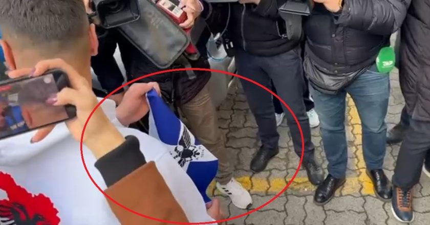Seanca ndaj Belerit/ Shoqërohet në polici protestuesi që tentoi të digjte flamurin e Vorio-Epirit