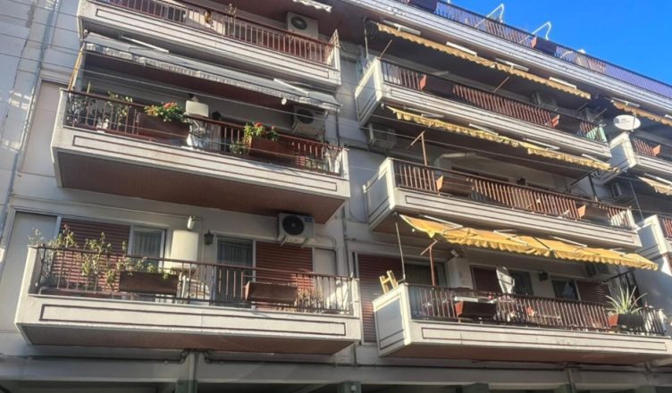 Selanik/ I moshuari 80-vjeçar vret gruan me thikë dhe tenton t’i japë fund jetës