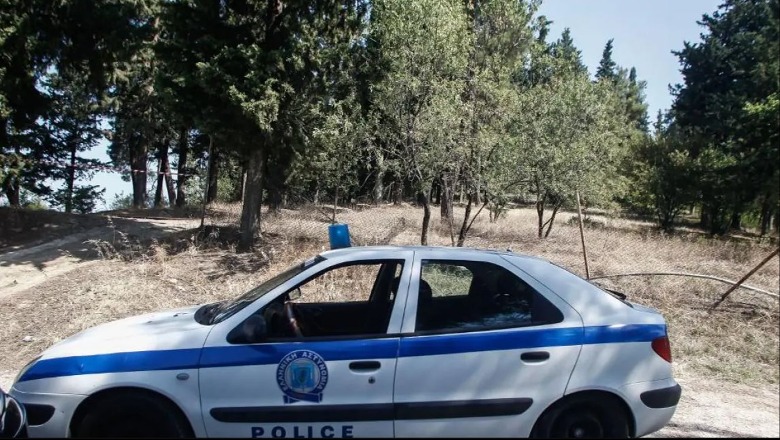Greqi/ Dy shqiptarët godasin me thikë dy persona, arrestohet 17-vjeçari dhe babai i tij