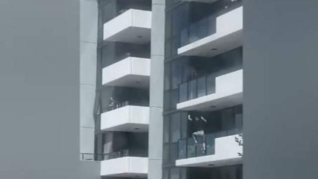 Pamje tronditëse/ Tentoi t’i largohej policisë australiane, i riu bie nga kati i pestë në pishinë