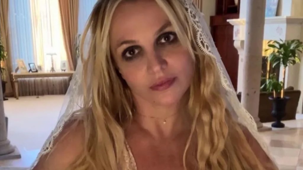 Më pëlqen të jem lakuriq në ujë”, Briteny Spears çmend rrjetin, publikon foto nudo nga plazhi. Foto +18