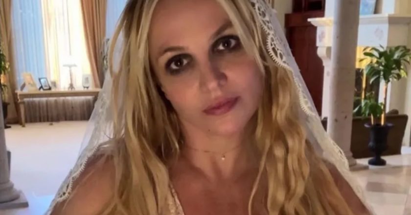Më pëlqen të jem lakuriq në ujë”, Briteny Spears çmend rrjetin, publikon foto nudo nga plazhi. Foto +18
