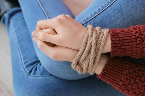 E mori në makinë, 36-vjeçari ngacmon seksualisht vajzën me probleme mendore
