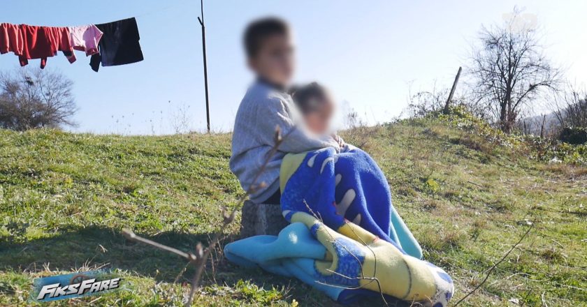 Fiks Fare/ Të miturit 5 dhe 7 vjeç rrezikojnë t’u bjerë tavani në kokë, flenë në tokë. Babai me probleme të shëndetit mendor apel për ndihmë!