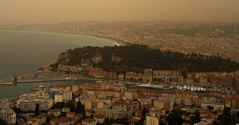 FOTOT/ Alarm në Europë për pluhurin afrikan! 180 mijë tonë rërë mbuluan qiellin e Zvicrës. Nesër në Shqipëri pritet…