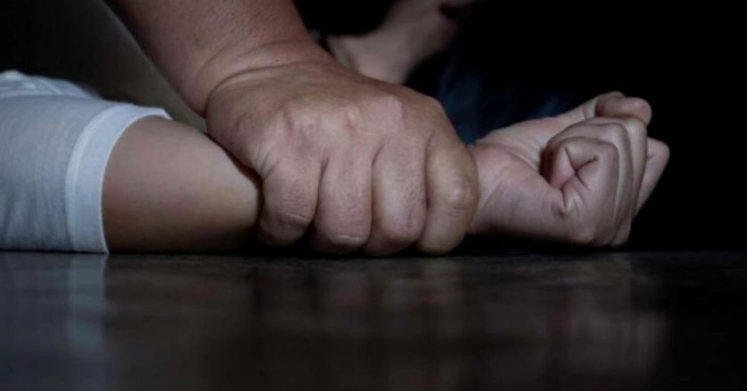 Shqiptari përdhunon vajzën e partneres në Greqi dhe filmon aktin e tij të neveritshëm! Dëshmia e 25-vjeçares: E bënte fshehurazi…