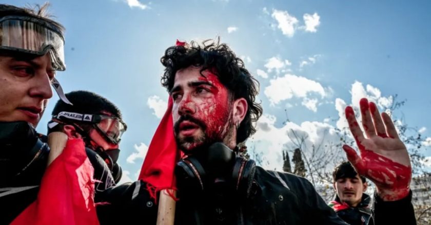FOTOT/ Protesta e studentëve në Athinë degjeneron në dhunë. Forcat speciale rrahin brutalisht studentët
