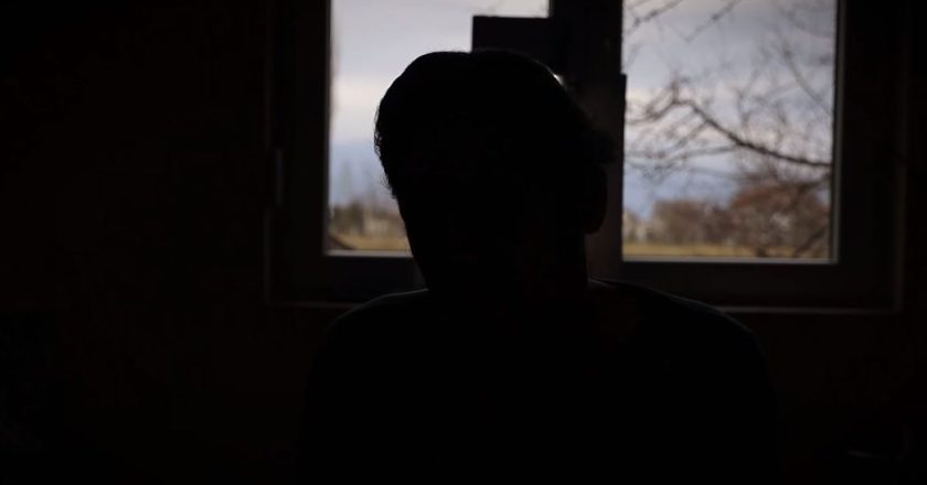 Më gjetën duke u larë dhe më përdhunuan në grup. Iu luta të më vrisnin! Nuk e bënë pasi donin të…”, gruaja kosovare rrëfen “Në Shënjestër” tmerrin e luftës