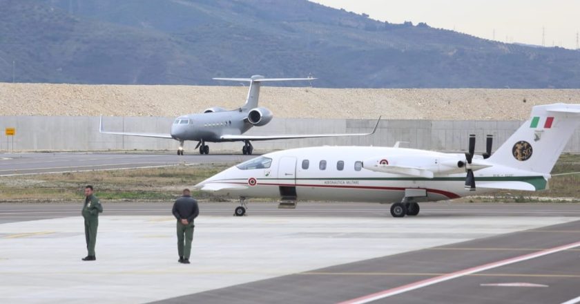 FOTOT/ Helikopterët Black Hawk dhe dronët Bayraktar “pushtojnë” Kuçovën, edhe opozita i bashkohet ceremonisë. Çfarë nuk u pa nga hapja e bazës ajrore të NATO-s