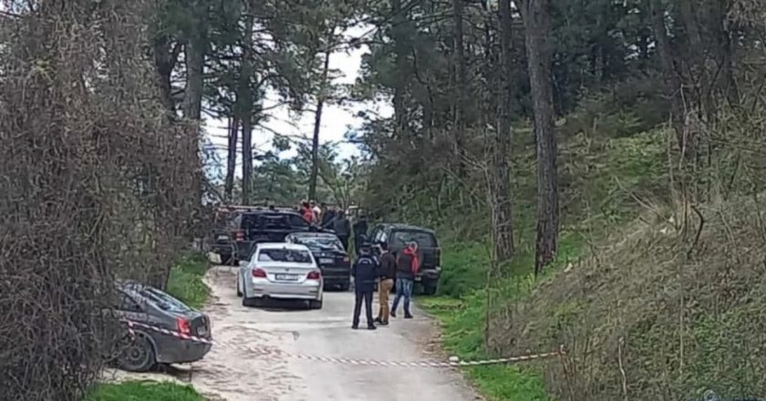 Thriller! Me pranga në duar dhe armë, gjendet trupi i pajetë i një personi! Koka dhe këmbët e tij ishin mbështjellë me…