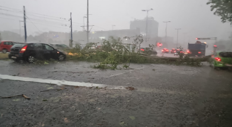 Moti i keq ‘bën kërdinë’ në këtë vend, autoritetet marrin vendimin urgjent, mbyllen shkollat dhe anulohen