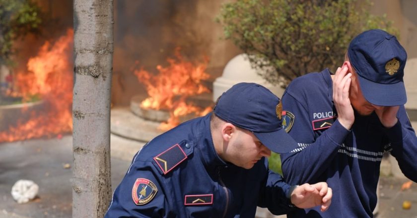 Protestuesit hedhin molotov drejt bashkisë/ Shkatërrojnë murin metalik të policisë, tentojnë të hyjnë me forcë