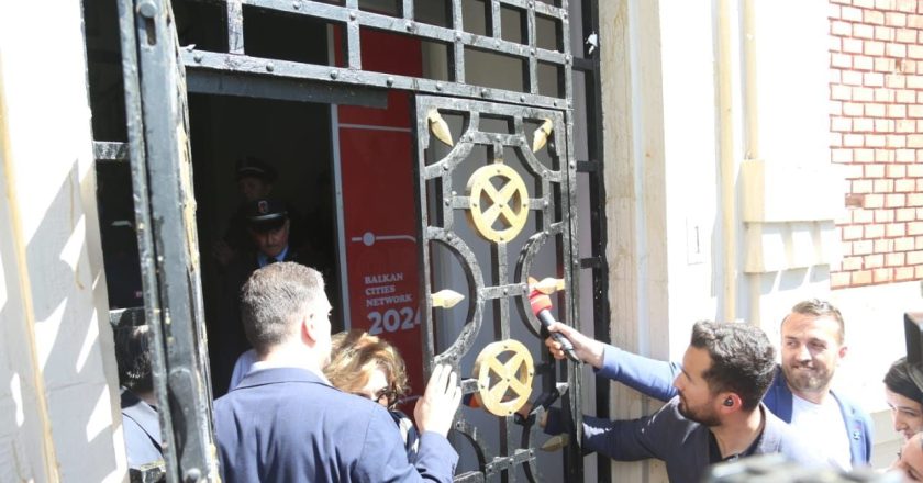 Fotot/ Vezët e mollët mbulojnë oborrin e Bashkisë, Sali Lusha udhëheq përplasjen me policinë, çfarë nuk kapën kamerat gjatë protestës
