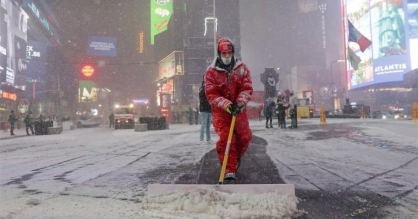 Dëborë dhe përmbytje, miliona amerikanë në stuhi acari para eklipsit diellor