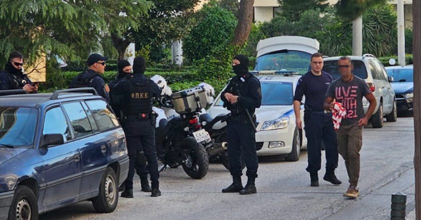 29-vjeçari rreh gruan në hyrje të pallatit, sapo pikaset nga policia greke, vret veten