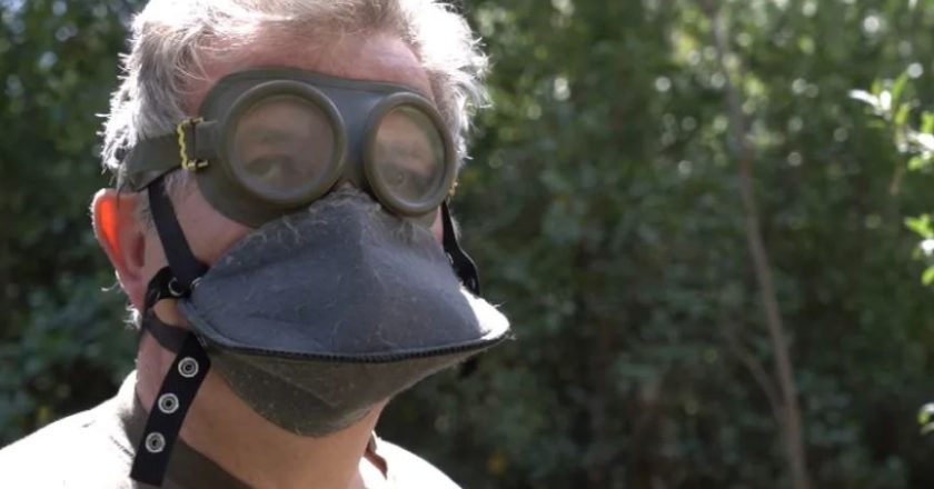 Maska me gaz, stërvitje dhe ushqim për qentë”, grekët përgatiten për fundin e botës