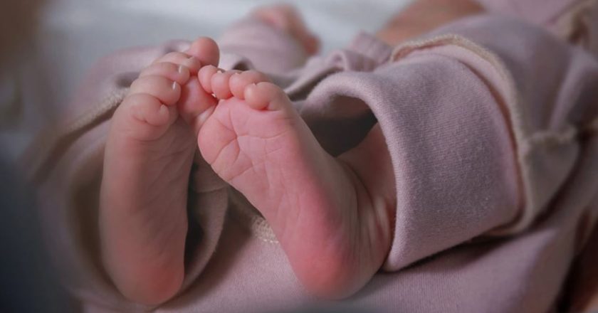 U raportua për abuzim seksual nga prindërit, ndryshon rrjedhja e ngjarjes së rëndë në Greqi: Vajza 1 vjeçe u mbyt nga ushqimi