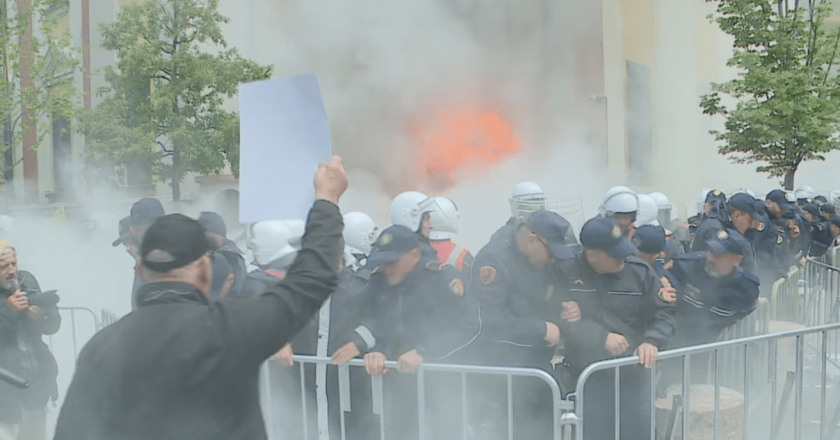 Sërish molotovë e tensione gjatë protestës kundër kryebashkiakut Veliaj në Shqipërisë-Çkemi News