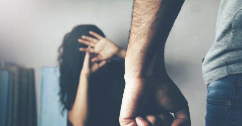 15-vjeçari denoncon babanë shqiptar për abuzim në Greqi, nëna justifikon të shoqin: Pasi më dhunon, më thotë të dua. Është turp…