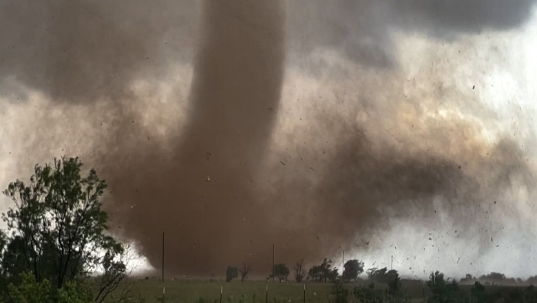VIDEO/ Një tornado i fuqishëm ‘rrafshon’ qytetin në SHBA, ja bilanci i dëmeve -Çkemi News