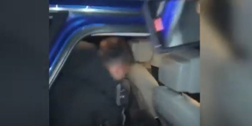 Azgannn! Zoti para! Hajt rruga e mbarë”, momenti kur familjarët dorëzojnë në polici vrasësin e efektivit, 23-vjeçari qesh dhe… (Video)
