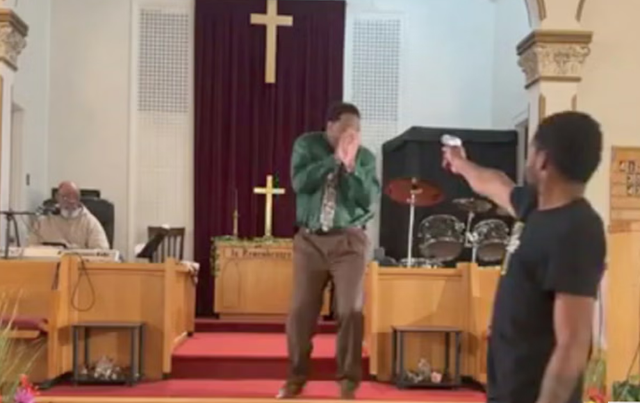 Sulmuesi tërheq këmbëzën gjatë shërbesës në SHBA, ‘Fryma e shenjtë’ shpëton pastorin-Çkemi News
