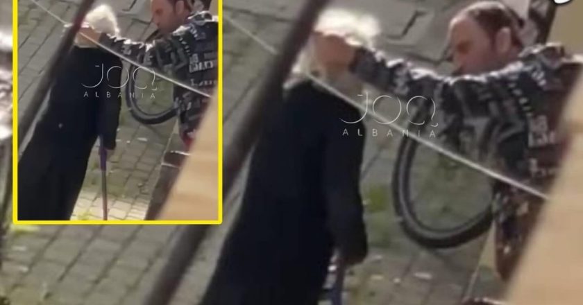 VIDEO E RËNDË/ Djali dhunon nënën e moshuar në Tiranë, momenti kur e kap nga flokët dhe…