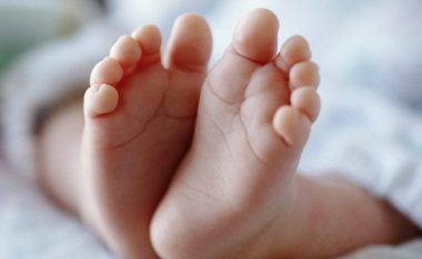 Hodhën foshnjën e porsalindur në plehra, babai: Nuk e vramë, lindi para kohe dhe pa shenja jete-Çkemi News