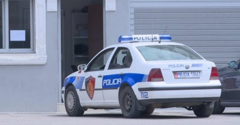 Ngacmoi seksualisht dhe kërcënoi me thikë një 34-vjeçare te Liqeni Artificial, policia në kërkim të 56-vjeçarit-Çkemi News