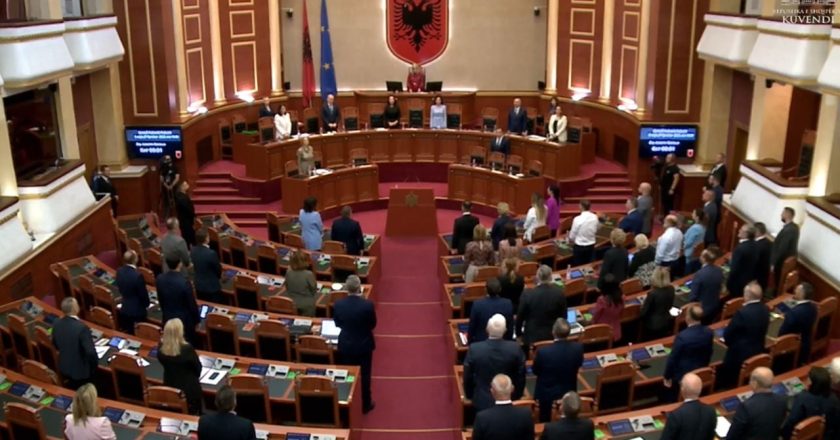 Kuvendi një minutë heshtje në ditën e genocidit ndaj shqiptarëve të Çamërisë, Idrizi mesazh Mitsotaqis: Uji fle, hasmi nuk fle-Çkemi News
