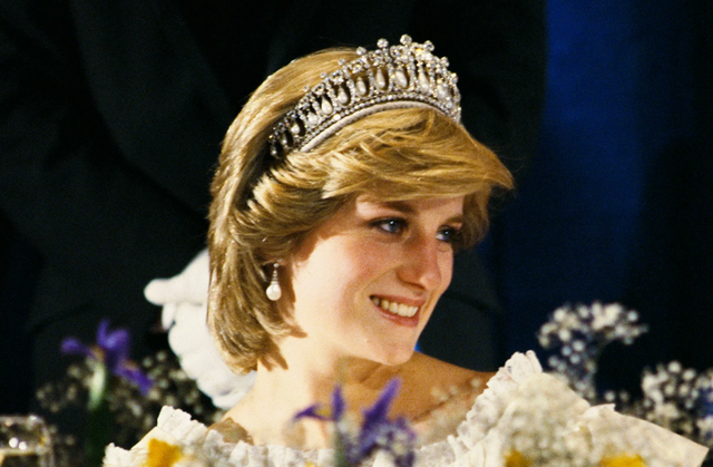 Fotografi mbretëror tregon çfarë fshihet pas fotove ikonike të Princeshës Dianës!-Çkemi News