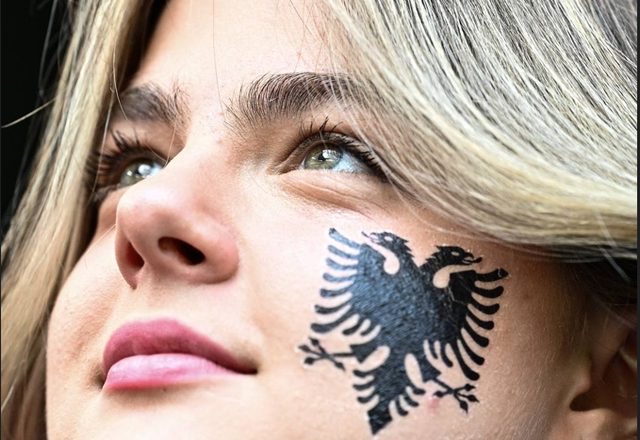 UEFA veçon 10 foto të tifozëve kuq e zi!-Çkemi News