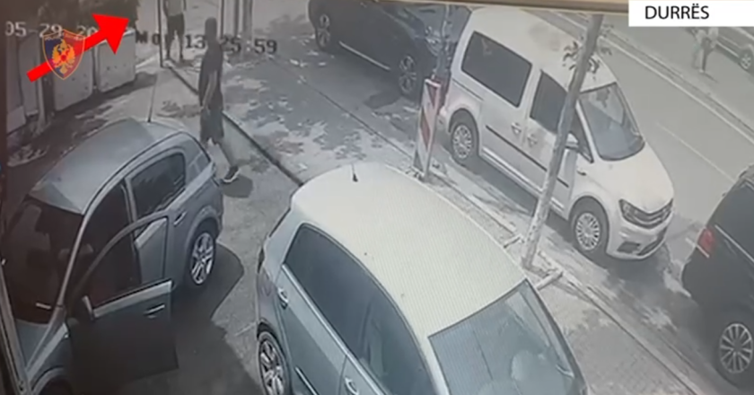 VIDEO/ Parandalohet ngjarja e rëndë në Durrës! Dy vëllezërit dhunojnë dhe kërcënojnë me armë fqinjin e tyre që sapo ishte kthyer nga emigrimi-Çkemi News