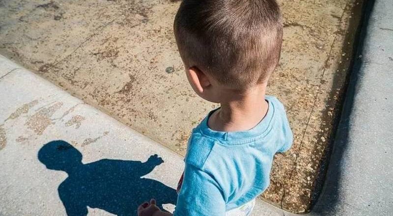 Policia greke arreston nënën e vogëlushit që u mbyt në det. Prokuroria e liron, banorët mbledhin fonde për varrimin në Shqipëri -Çkemi News