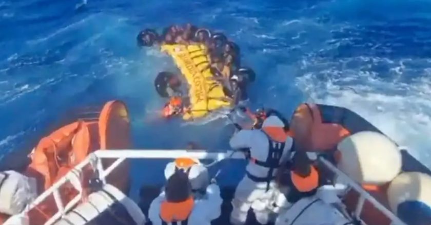 Akuza të rënda kundër rojeve bregdetare europiane, dyshohet se autoritetet greke morën refugjatë nga toka dhe i hodhën sërish në det-Çkemi News