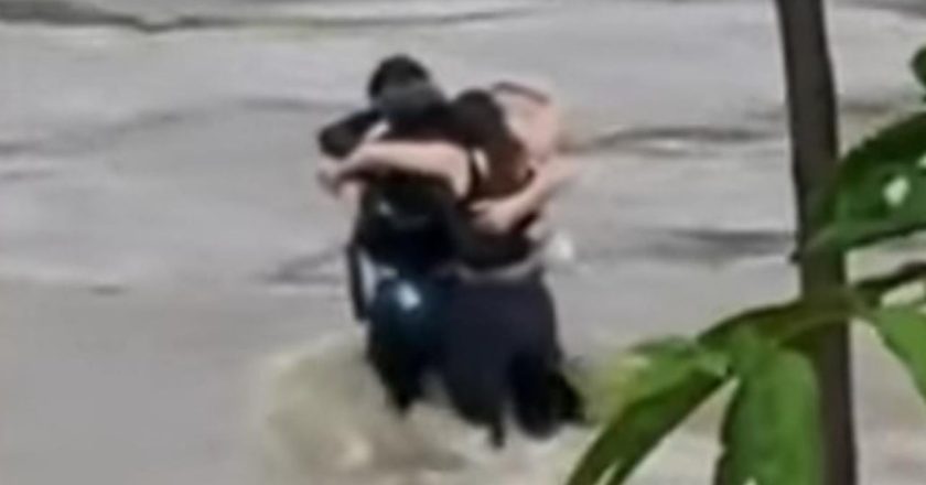 VIDEO prekëse në Itali! Tre të rinj përqafohen me njëri-tjetrin para se të përpihen nga përmbytja! Trupat e tyre…-Çkemi News
