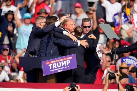 Plagosja e ish-Presidentit Trump, raportohet për dy të vdekur. Prokurori i zonës: Autori dhe një pjesëmarrës në takim kanë humbur jetën-Çkemi News