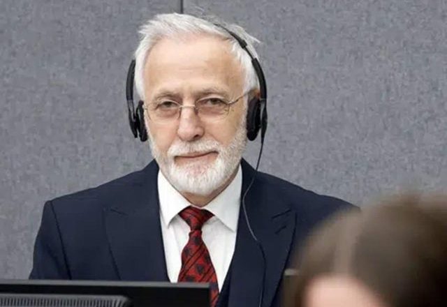 Jakup Krasniqit iu ndalua mbajtja e kravatës kuq e zi në Hagë, reagon e bija: Nga gjoksi mund t’ia zhvishni shqiponjën, por kurrë nga zemra!-Çkemi News