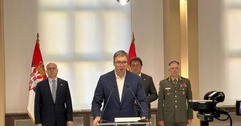 Vuçiç gati për luftë, shënjestron ushtarët e NATO-s në Kosovë dhe akuzon Tiranën: Dronët shqiptarë u ngritën mbi Gjakovë për të na spiunuar-Çkemi News