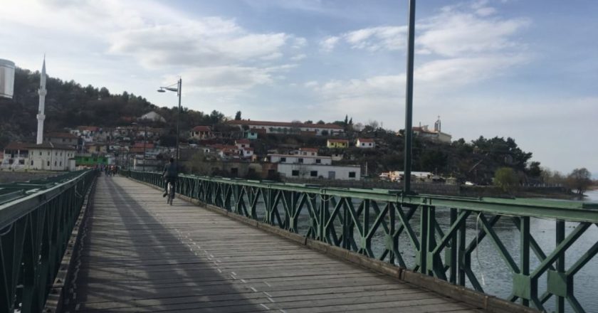 Detaje/ Para se të tentonte të hidhej nga ura me fëmijët e mitur, 27-vjeçarja telefonoi një familjar, zbulohet çfarë i tha-Çkemi News