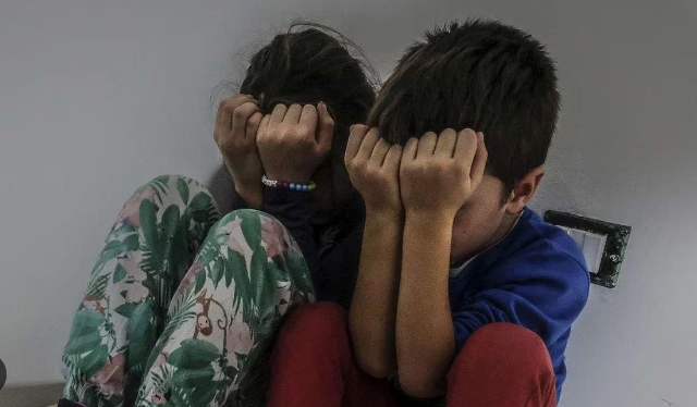 “Ejani, babai po na rreh”, 13-vjeçari shqiptar telefon policinë duke qarë dhe kërkon ndihmë -Çkemi News