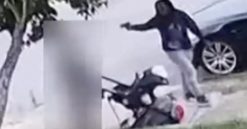 Fu*ck fëmijën tëndë k*rvë”! VIDEO e tmerrshme, momenti kur gruaja qëllon me armë foshnjën 7 muajshe-Çkemi News