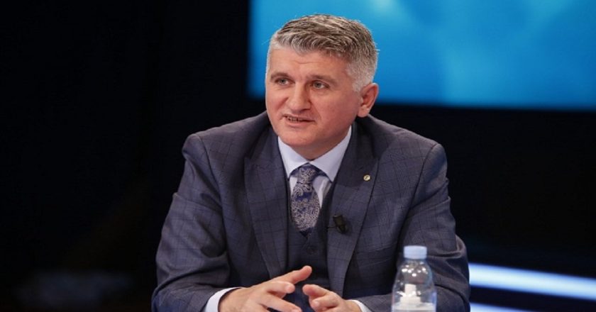 Kronikë e tmerrit që po afron! Kongresi i datës 27 pritet si vaki”, satira e Gjekmarkajt: Mamicën e pyesin kush nga ministrat ikën, Albanës i dukemi ende të dyshimtë-Çkemi News
