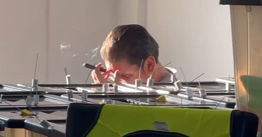 Pamjet/ Tymos puron, vë dorën në kokë dhe shpreh zhgënjimin, filmohet Sekretari i OMONIA-s pas fitores së Tavos-Çkemi News