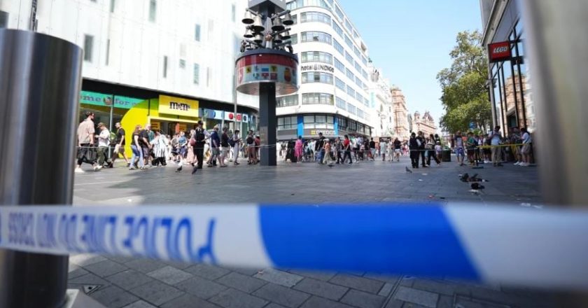 Plagosja me thikë e nënë e bijë  në Angli, kush ishte “engjëlli” mbrojtës që i rrëmbeu thikën autorit-Çkemi News
